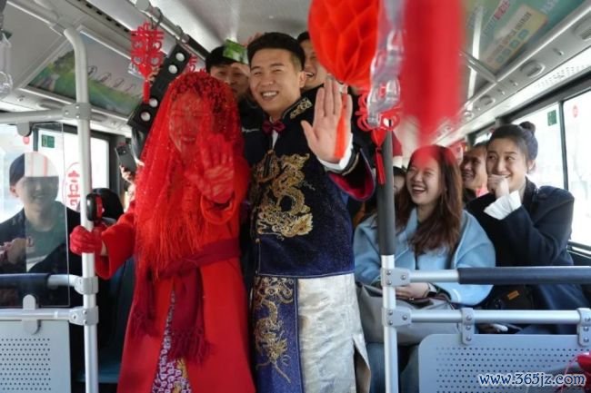 杭州东说念主为啥用公交当婚车 新颖婚典引围不雅