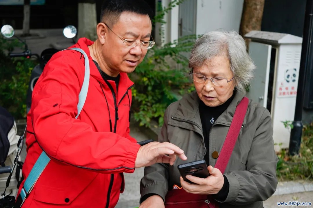 在两位摄影文艺志愿者的镜头下，有老大的老东说念主手挽入辖下手，脸上飘溢着幸福的笑颜；有年青的父母抱着孩子，眼中醒目着对未来的憧憬；还有一群群开朗可儿的孩子，在镜头前高枕而卧地嬉戏打闹。每一张相片都定格了一个好意思好的一会儿，纪录下了市民们最信得过的幸福感受。