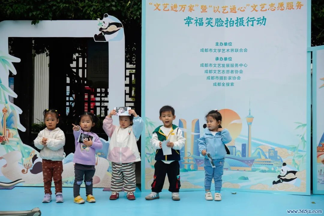一位婆婆抱着我方刚学会走路的孙女说：“这次行动简直太有兴趣兴趣了！摄影本分不仅帮咱们拍下了全家福，还训导了咱们何如捕捉孩子成长的每一个一会儿。这些相片将成为咱们家庭稀零的回忆。”另一位六十多岁的李婆婆则示意：“我很可爱拍照，然而宽泛很少有契机去拍，这次行动让我感受到了年青时的那种兴盛和甘心。看着镜头里的我方，我以为生计真的很好意思好。”